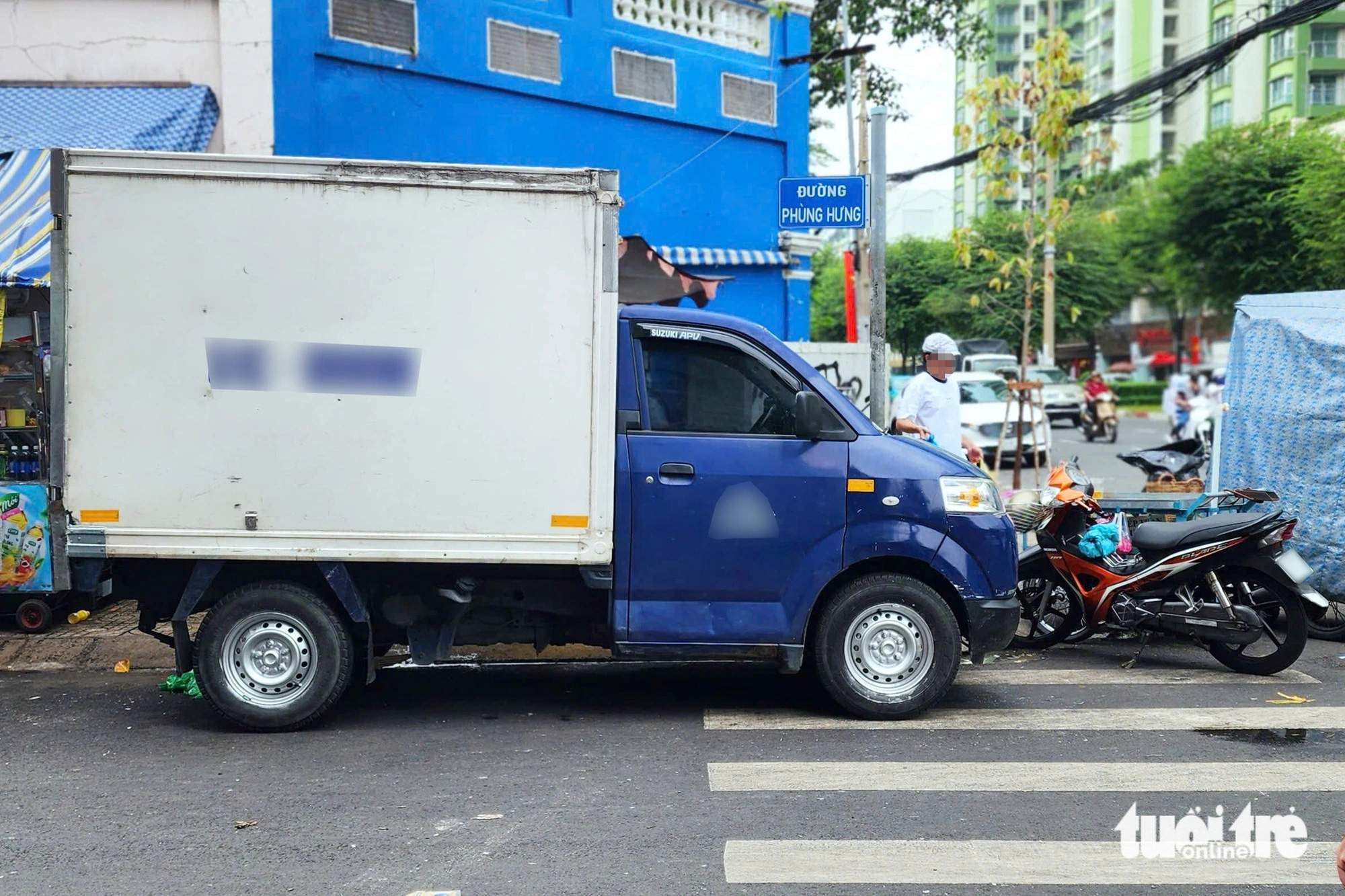 Bày bán hàng hóa, đậu xe ngay trên vạch kẻ đường dành cho người đi bộ - Ảnh 7.